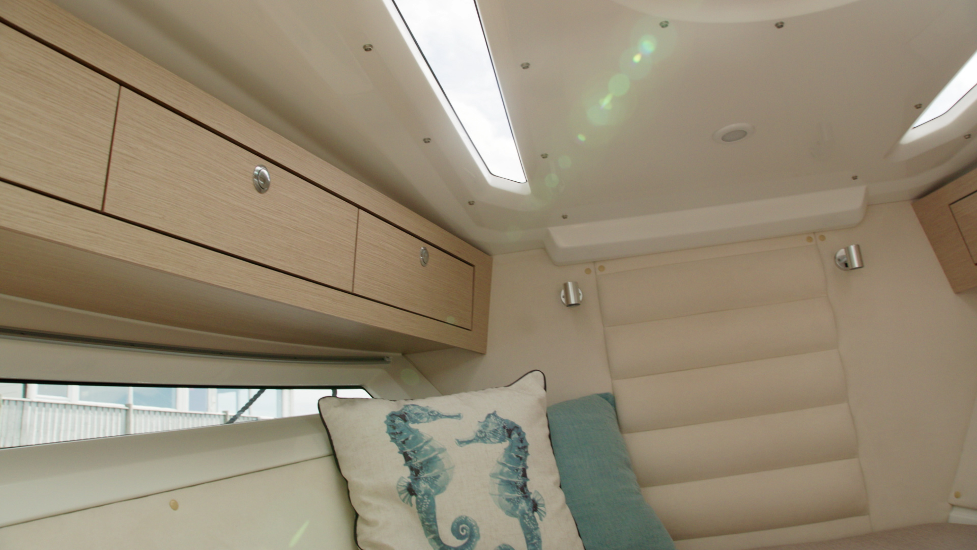 Main Features.00 02 10 05.Still042