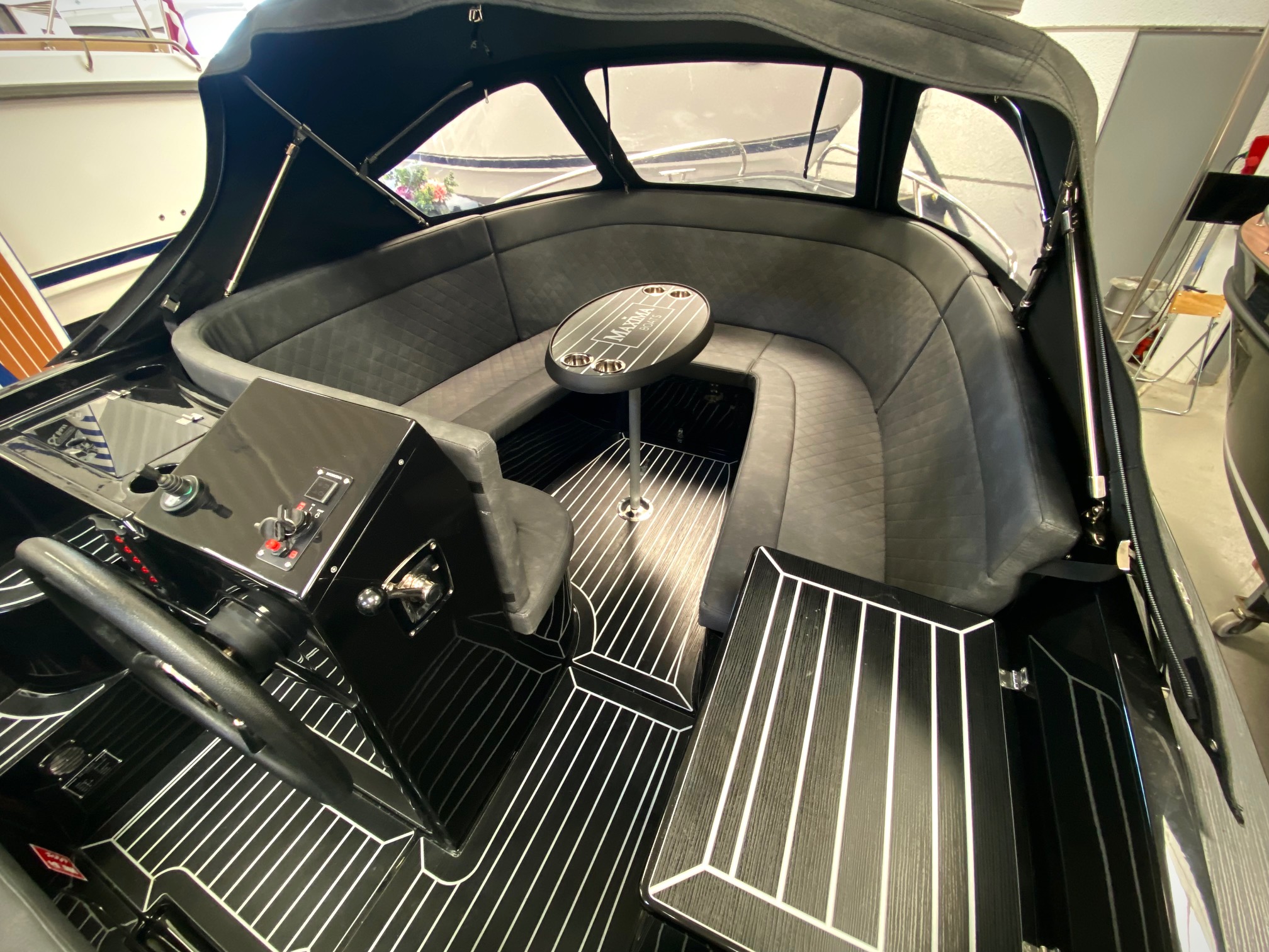 Maxima 620 Sort Sor Orange Stribe (2)