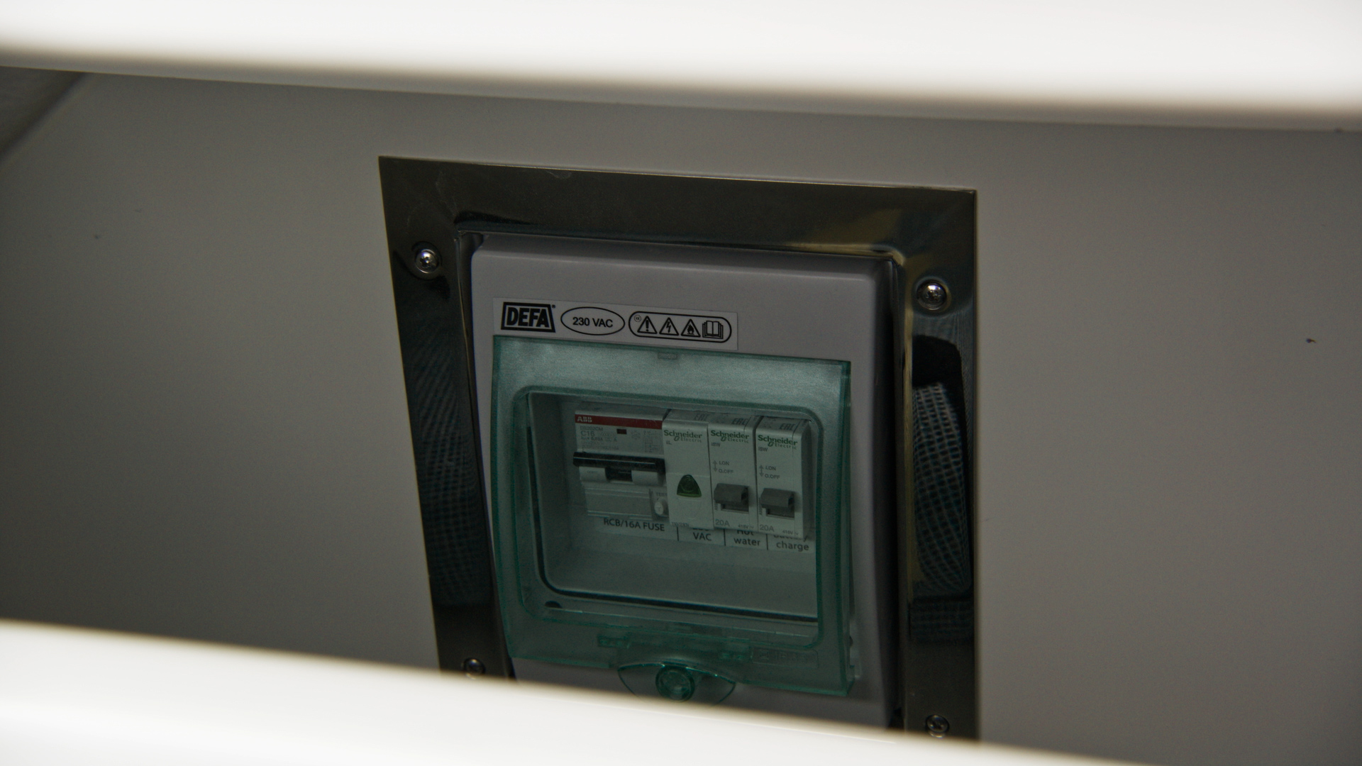 Main Features.00 00 42 03.Still013