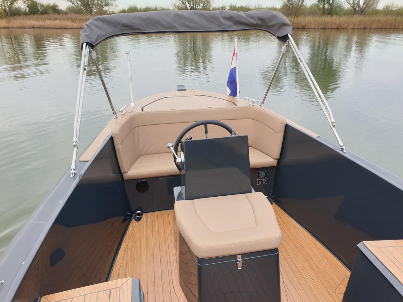 Maxima 650 Flying Lounge (10)