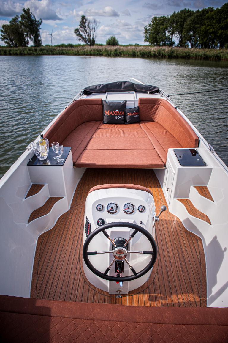 Maxima 750 Flying Lounge (22)