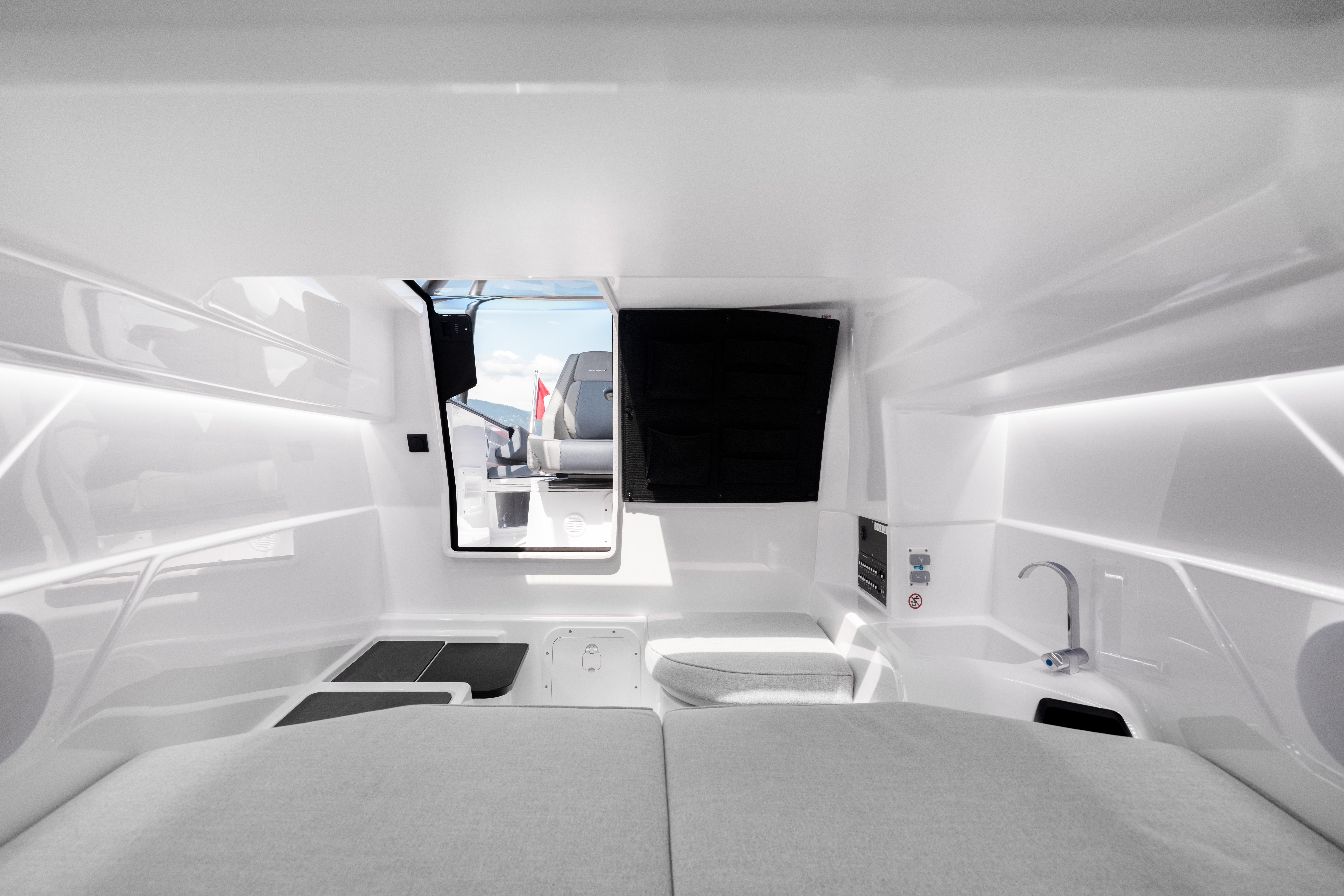 Axopar 25 Cross Top MY23 662A5693 Edit