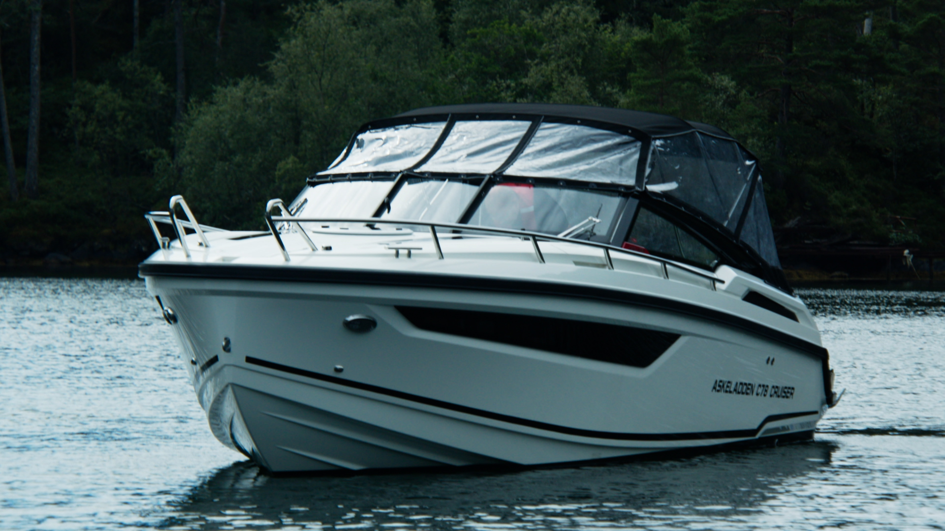 Main Features.00 00 13 04.Still001